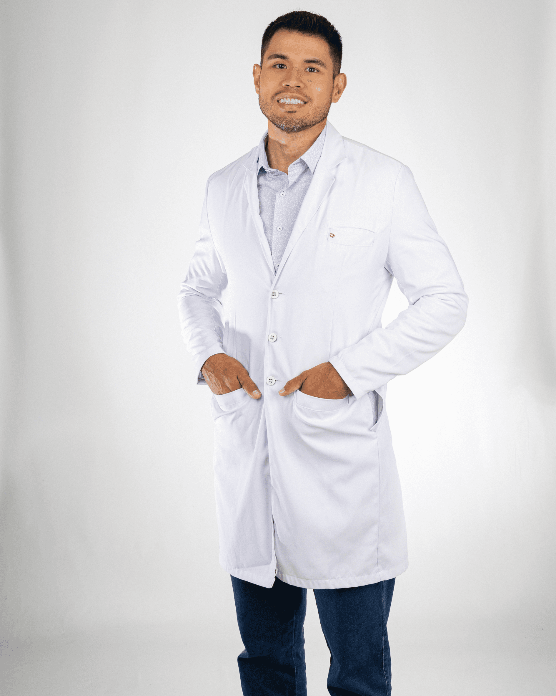 Paulo Sakuma de jaleco, nutricionista e profissional de Educação Física